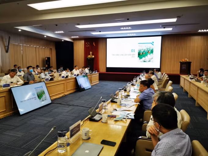 Hội thảo có sự tham dự của nhiều chuyên gia kinh tế.