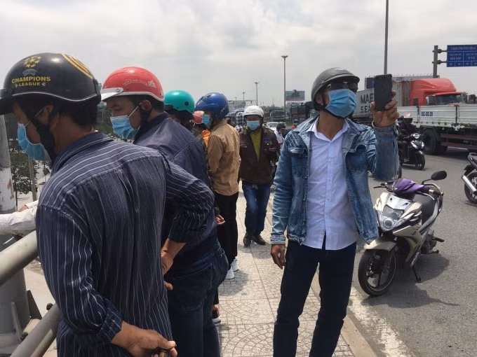 Nhiều người đi đường hiếu kỳ dừng xe trên cầu Đồng Nai theo dõi vụ việc