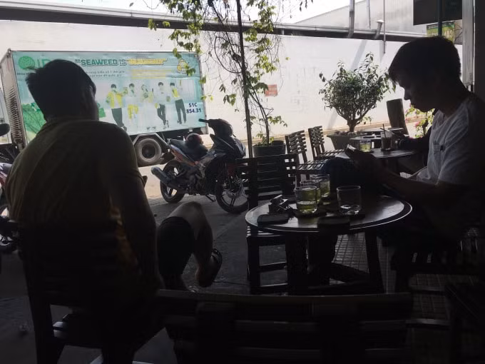Người dân vẫn còn chủ quan không đeo khẩu trang khi đến nơi đông người.