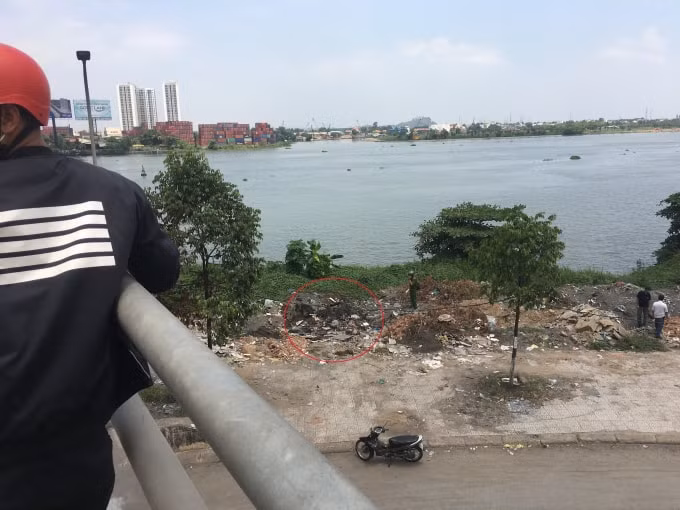 Lực lượng chức năng phong tỏa khám nghiệm hiện trường, điều tra nguyên nhân vụ việc.
