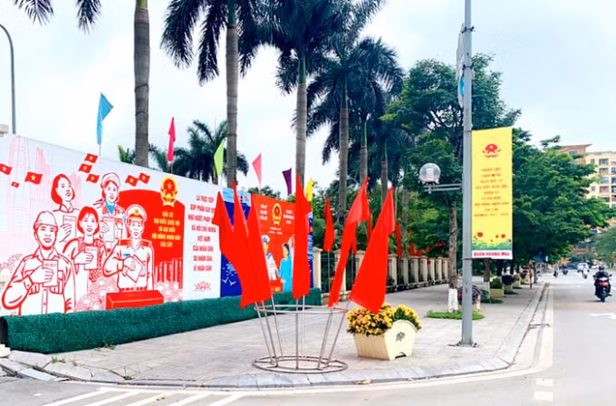 Trang trí, tuyên truyền cổ động trực quan về bầu cử trên địa bàn quận Hoàng Mai. Ảnh: HNP