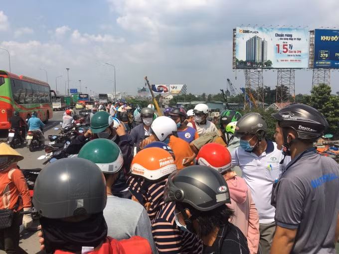 Người đi đường hiếu kỳ tụ tập khiến giao thông ùn ứ trên cầu Đồng Nai