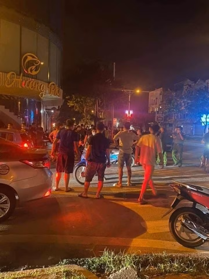 Cơ quan công an kiểm tra tối ngày 3/5. Ảnh: tienphong.vn