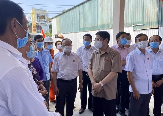 Phó Chủ tịch Quốc hội Nguyễn Đức Hải đến kiểm tra điểm niêm yết danh sách cử tri tại phường Hương Sơ, Thành phố Huế.