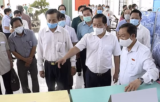 Đại tướng Đỗ Bá Tỵ, Phó Chủ tịch Quốc hội cùng Đoàn kiểm tra hòm phiếu.