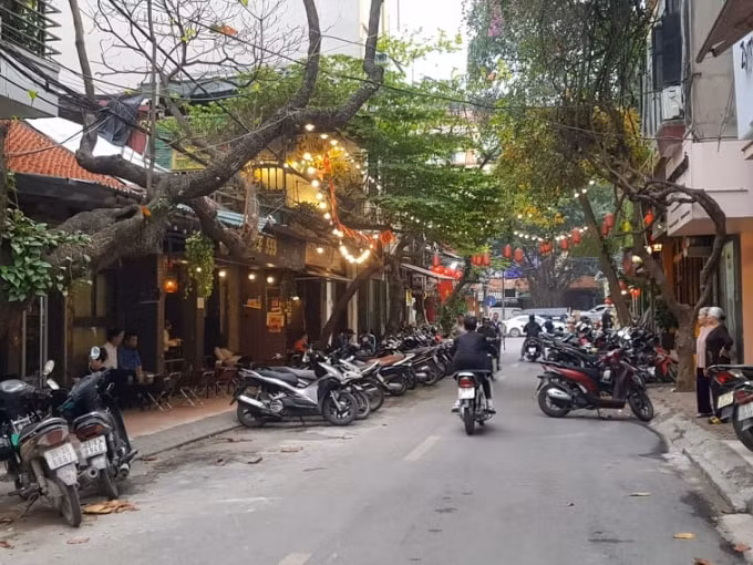 Tuyến phố Trưng Trắc bị chưng dụng làm điểm để xe, chỉ chừa một lối đi nhỏ cho các phương tiện xe máy