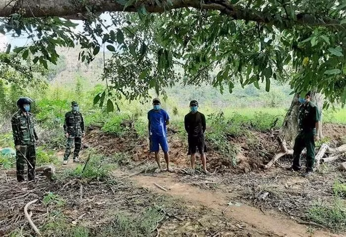 Bộ đội Biên phòng Hướng Lập phát hiện 2 người dân địa phương vượt biên trái phép để đưa gạo sang Lào. Ảnh: tienphong.vn