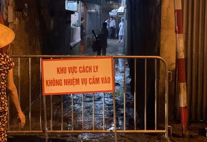 Hà Nội phong tỏa một ngõ ở quận Bắc Từ Liêm do có ca dương tính Covid-19. Ảnh: minh họa