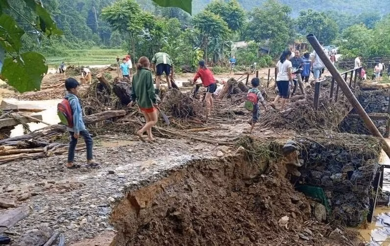 Mưa lớn gây sạt lở nghiêm trọng ở huyện miền núi Nghệ An. Ảnh: tienphong.vn