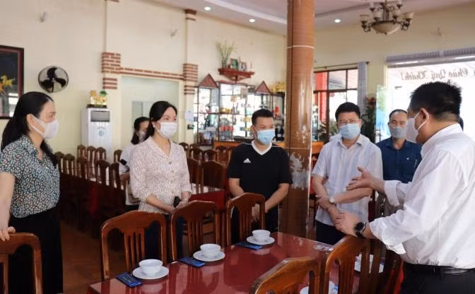 Đồng chí Nguyễn Thị Hạnh, Phó Chủ tịch UBND tỉnh Quảng Ninh kiểm tra công tác phòng dịch tại 1 nhà hàng ở TP Hạ Long. Ảnh: Báo Quảng Ninh.