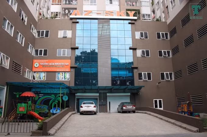 Chung cư AZ Sky, đã 5 năm, cư dân ở đây không được cấp sổ hồng vì chủ đầu tư nợ thuế quá lớn. Chủ đầu tư này còn chiếm dụng quỹ bảo trì, chưa bàn giao cho cư dân suốt 5 năm qua.