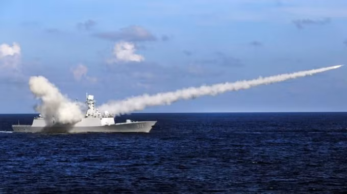 Tàu chiến Trung Quốc tập trận ở Biển Đông - Ảnh: Xinhhua/AP