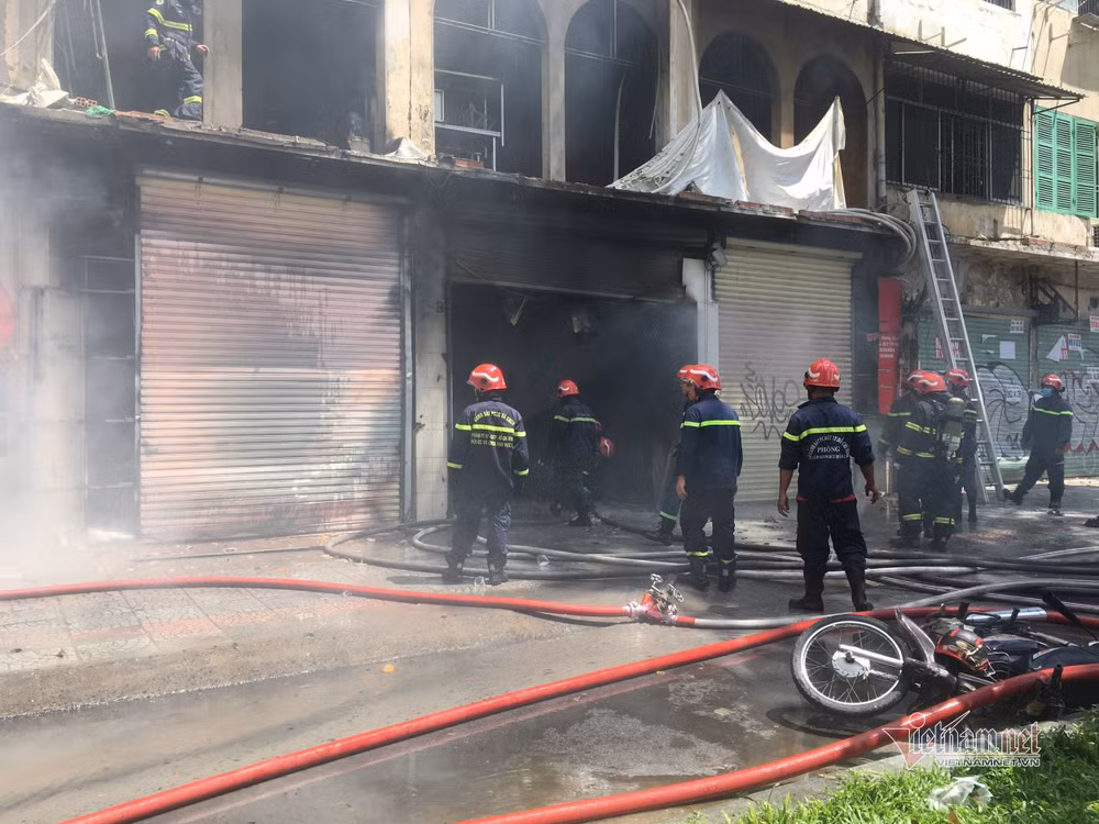 Lực lượng chức năng có mặt kịp thời dập tắt đám cháy. Ảnh: vietnamnet.vn