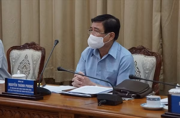 Chủ tịch UBND TP HCM Nguyễn Thành Phong phát biểu tại cuộc họp. Ảnh: LĐO