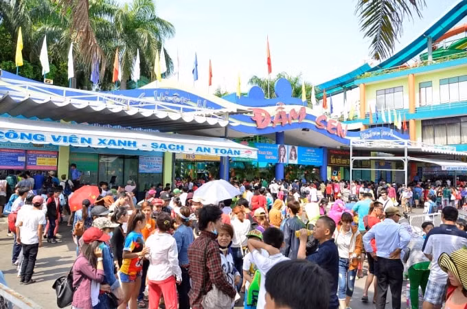 Biển người đổ về công viên nước Đầm Sen dịp lễ 30/4 - 1/5. Ảnh:Dân trí