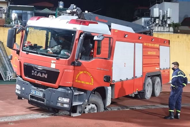 Bánh xe cứu hỏa sụt xuống hố khi nắp đạy đã xuống cấp. Ảnh: internet