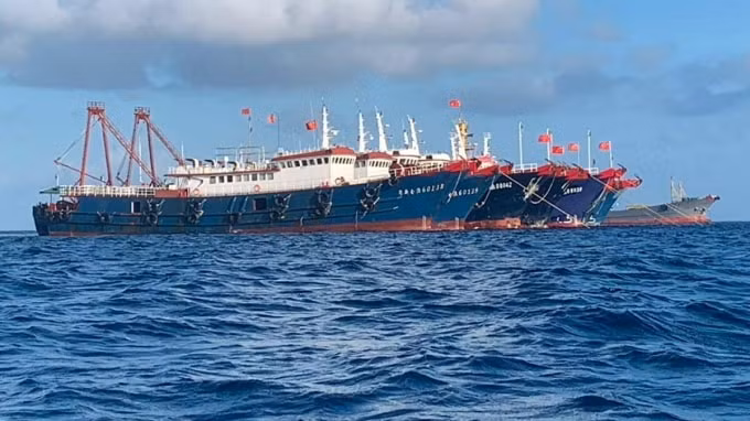 Khoảng 200 tàu Trung Quốc neo đậu ở Bãi Ba đầu thuộc Trường Sa của Việt Nam hồi tháng 3 - Ảnh: Reuters