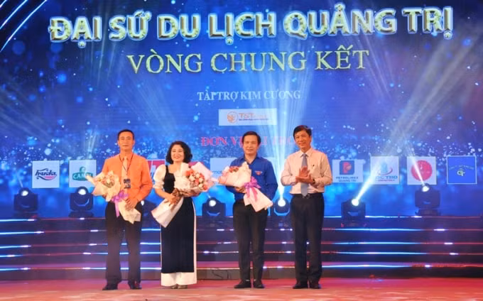 Phó Chủ tịch UBND tỉnh Quảng Trị Hoàng Nam tặng hoa cho đơn vị tổ chức cuộc thi.