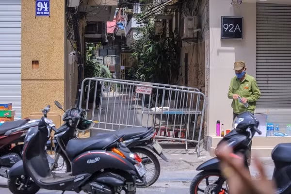 Ngõ 94 Bùi Thị Xuân, nơi ở của bệnh nhân quán bar mắc COVID-19 bị phong tỏa từ tối 2/5