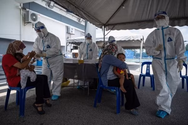 Nhân viên y tế lấy mẫu xét nghiệm COVID-19 tại Kuala Lumpur, Malaysia. Ảnh: AFP