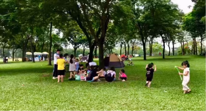 Không ít bố mẹ phớt lờ việc đeo khẩu trang. Vì thế mỗi đứa con của họ cũng không đeo khi không có sự nhắc nhở của người lớn.