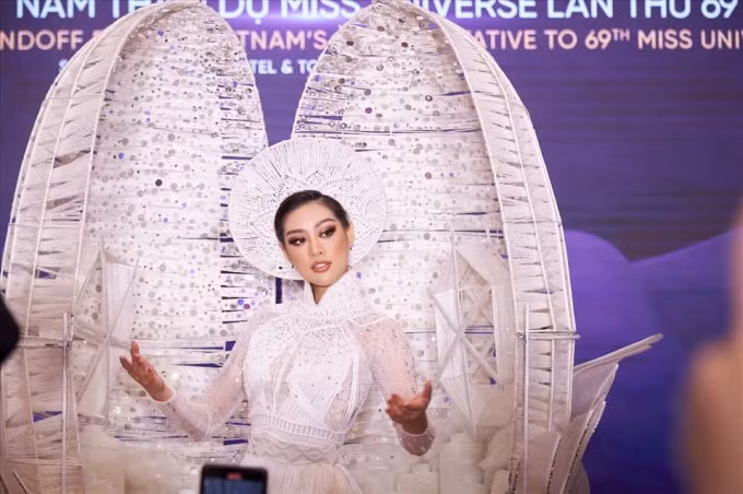 Miss Universe Predictions xếp Khánh Vân vào Top 7 Miss Universe 2020, bên cạnh ứng viên Peru, Thái Lan, Venezuela.