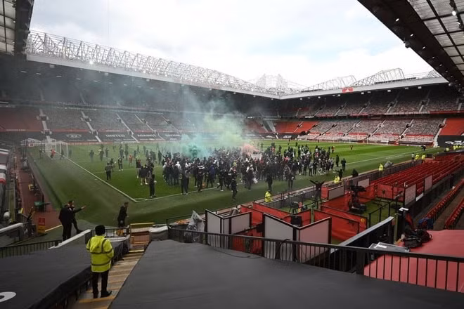 Nhóm cổ động viên quá khích xông vào sân Old Trafford. Ảnh: Getty