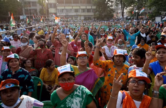 Những người ủng hộ Thủ hiến bang miền đông Tây Bengal và Thủ trưởng Quốc hội Trinamool (TMC), Mamata Banerjee, tham dự cuộc biểu tình vận động bầu cử trước giai đoạn thứ tư của cuộc bầu cử bang, trong bối cảnh dịch COVID-19 bùng phát , ở Kolkata, Ấn Độ, ngày 7 tháng 4 năm 2021. @ REUTERS