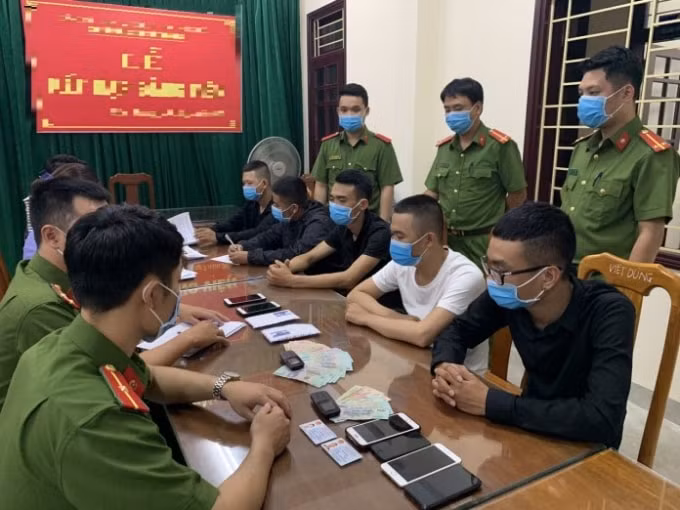 Nhóm 5 đối tượng hoạt động cho vay lãi nặng tại địa bàn tỉnh bị Công an TP. Đồng Hới tạm giữ