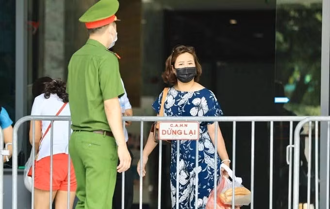 Trưa nay 9/5, công an tiến hành phong tỏa tạm thời chung cư 24 tầng The Legacy trên phố Ngụy Như Kon Tum để phòng chống dịch Covid-19 sau khi nơi đây ghi nhận ca bệnh là người liên quan đến Bệnh viện K cơ sở Tân Triều. Ảnh: congly.vn