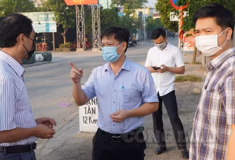 Phó Chủ tịch UBND tỉnh Thừa Thiên Huế Nguyễn Thanh Bình, chỉ đạo chống dịch tại xã Phong Hiền.