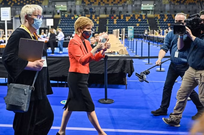 Bộ trưởng thứ nhất Scotland Nicola Sturgeon đến trung tâm kiểm phiếu Glasgow ở Emirates Arena ở Glasgow, Scotland, Anh ngày 7 tháng 5 năm 2021 - Ảnh: Jeff J Mitchell / REUTERS
