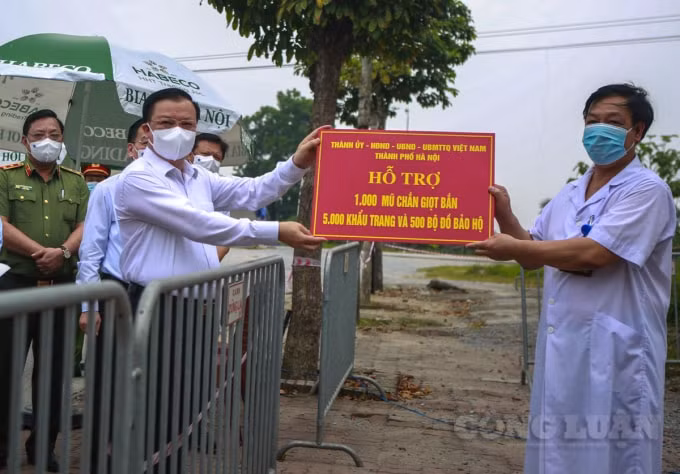 Để kịp thời hỗ trợ, động viên cán bộ, y, bác sĩ, bệnh nhân tại đây, Bí thư Thành ủy Hà Nội - Đinh Tiến Dũng thay mặt đoàn kiểm tra trao tặng Bệnh viện Bệnh Nhiệt đới Trung ương cơ sở 2 quà hỗ trợ của Thành ủy, HĐND, UBND, Ủy ban Mặt trận Tổ quốc Việt Nam thành phố gồm 1.000 mũ chắn giọt bắn, 5.000 khẩu trang và 500 bộ đồ bảo hộ.