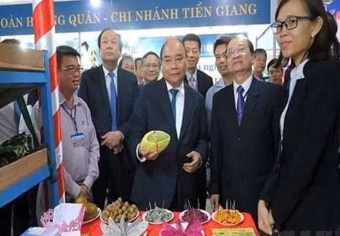 Chủ tịch nước Nguyễn Xuân Phúc đến thăm gian hàng giới thiệu các sản phẩm của Cty Cát Tường, Tiền Giang.