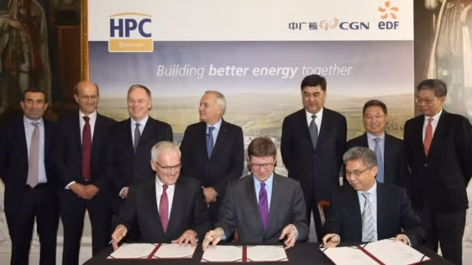 Chủ tịch Tập đoàn EDF Jean-Bernard Levy (ngoài cùng bên trái), Ngoại trưởng Anh về Chiến lược Kinh doanh, Năng lượng và Công nghiệp Greg Clark, (ở giữa hàng đầu) và Chủ tịch CGN He Yu (hàng đầu bên phải), tham dự lễ ký kết hoàn tất thỏa thuận xây dựng Hinkley vào tháng 9/2016 tại London - Ảnh: Reuters