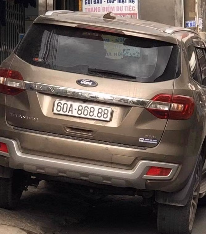 Hai chiếc xe có cùng biển kiểm soát ở Đồng Nai gây xôn xao dư luận trong mấy ngày qua.
