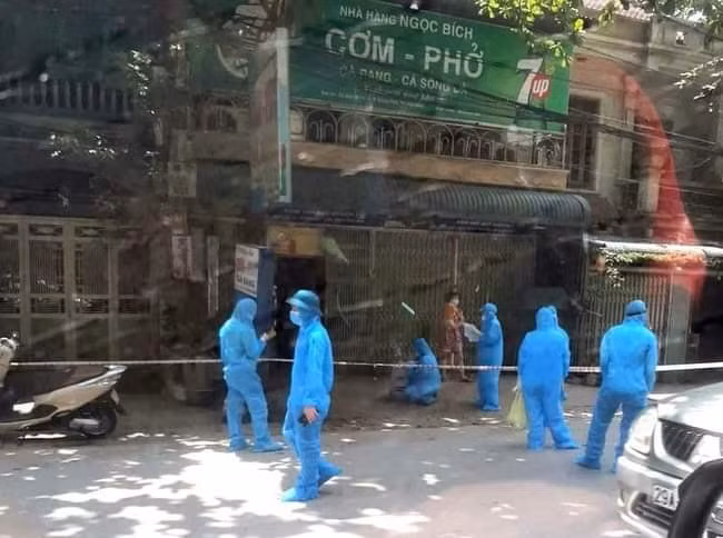 Phun khử khuẩn, phong toả quán cơm Ngọc Bích.