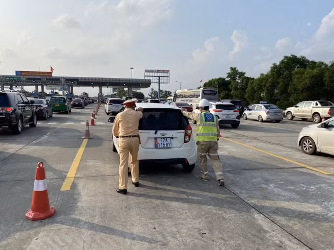 Cảnh sát giao thông hỗ trợ đẩy phương tiện gặp sự cố ra làn dừng khẩn cấp để tránh gây tắc nghẽn giao thông.
