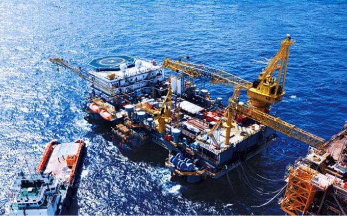 Hoạt động khai thác dầu khí.