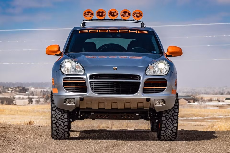 Porsche Cayenne 2005 được độ theo phong cách off-road. Ảnh: Carscoops
