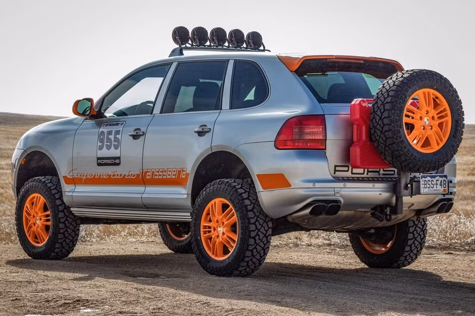 Porsche Cayenne 2005 được độ theo phong cách off-road. Ảnh: Carscoops