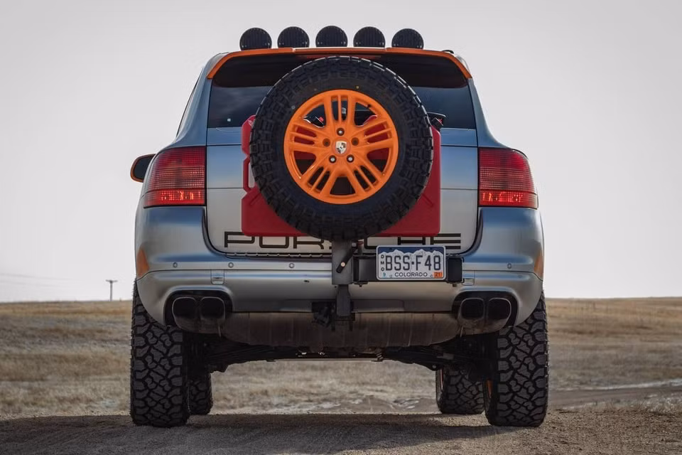 Porsche Cayenne 2005 được độ theo phong cách off-road. Ảnh: Carscoops