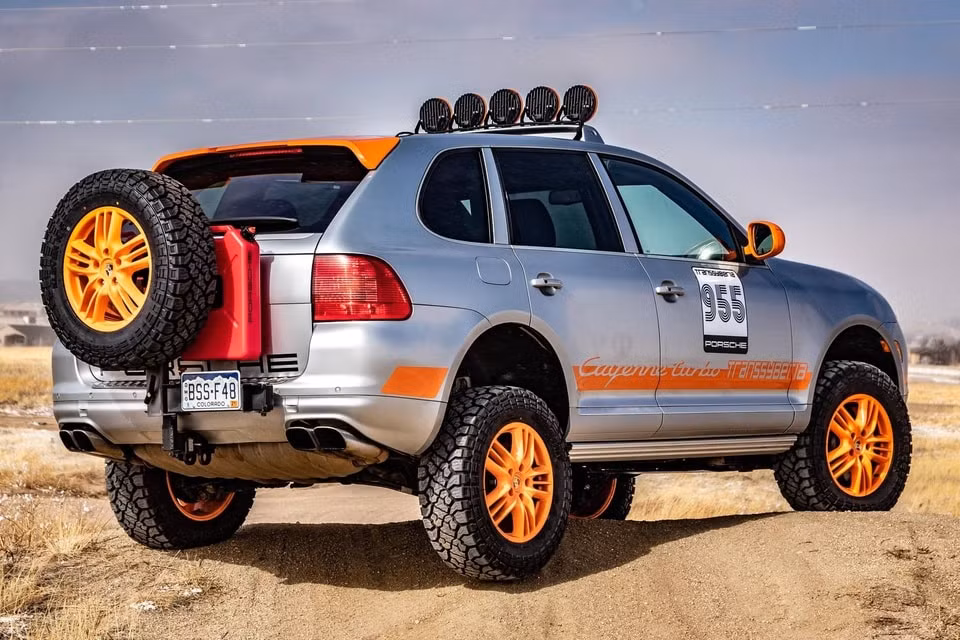 Porsche Cayenne 2005 được độ theo phong cách off-road. Ảnh: Carscoops