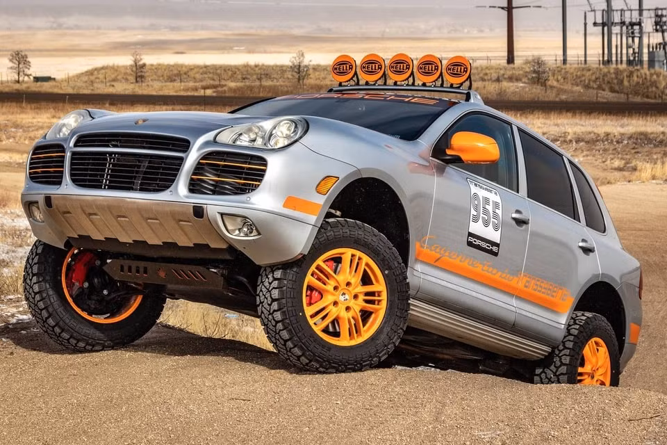 Porsche Cayenne 2005 được độ theo phong cách off-road. Ảnh: Carscoops