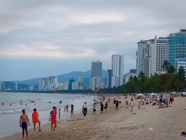 Tại khu vực bãi biển Nha Trang người dân và du khách tập trung khá đông và nhiều người không đeo khẩu trang