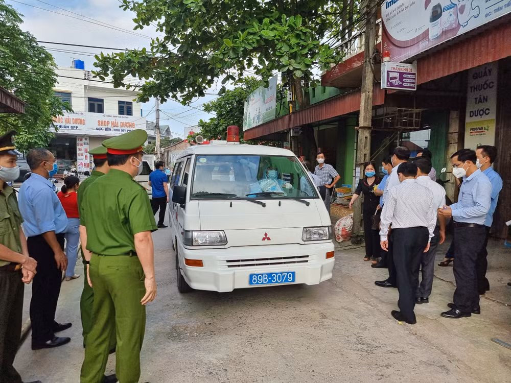Kiểm tra công tác phòng chống dịch tại chốt kiểm soát dịch Covid-19 thôn Hoàng Xá. Ảnh: suckhoedoisong.vn