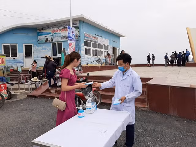 Công tác phòng chống dịch COVID-19 tại nhà hàng, khách sạn tại các điểm du lịch được thực hiện nghiêm ngặt. (Ảnh: giadinhvaxahoi)