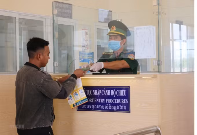 Bộ đội Biên phòng tỉnh An Giang làm thủ tục xuất cảnh đối với cư dân qua lại biên giới tại Trạm kiểm soát liên hợp cửa khẩu quốc tế Tịnh Biên.