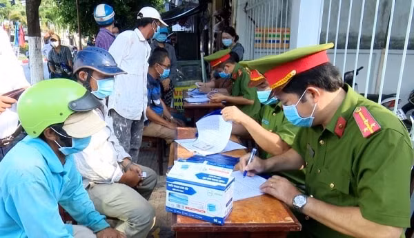 Lực lượng chức năng lập biên bản xử phạt các trường hợp không đeo khẩu trang nơi công cộng. (Ảnh: Trọng Nguyễn)