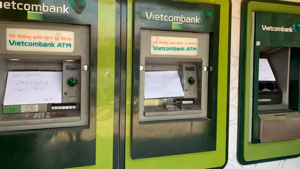 Trụ ATM Ngân hàng Vietcombank bị đập vỡ. Ảnh: TL